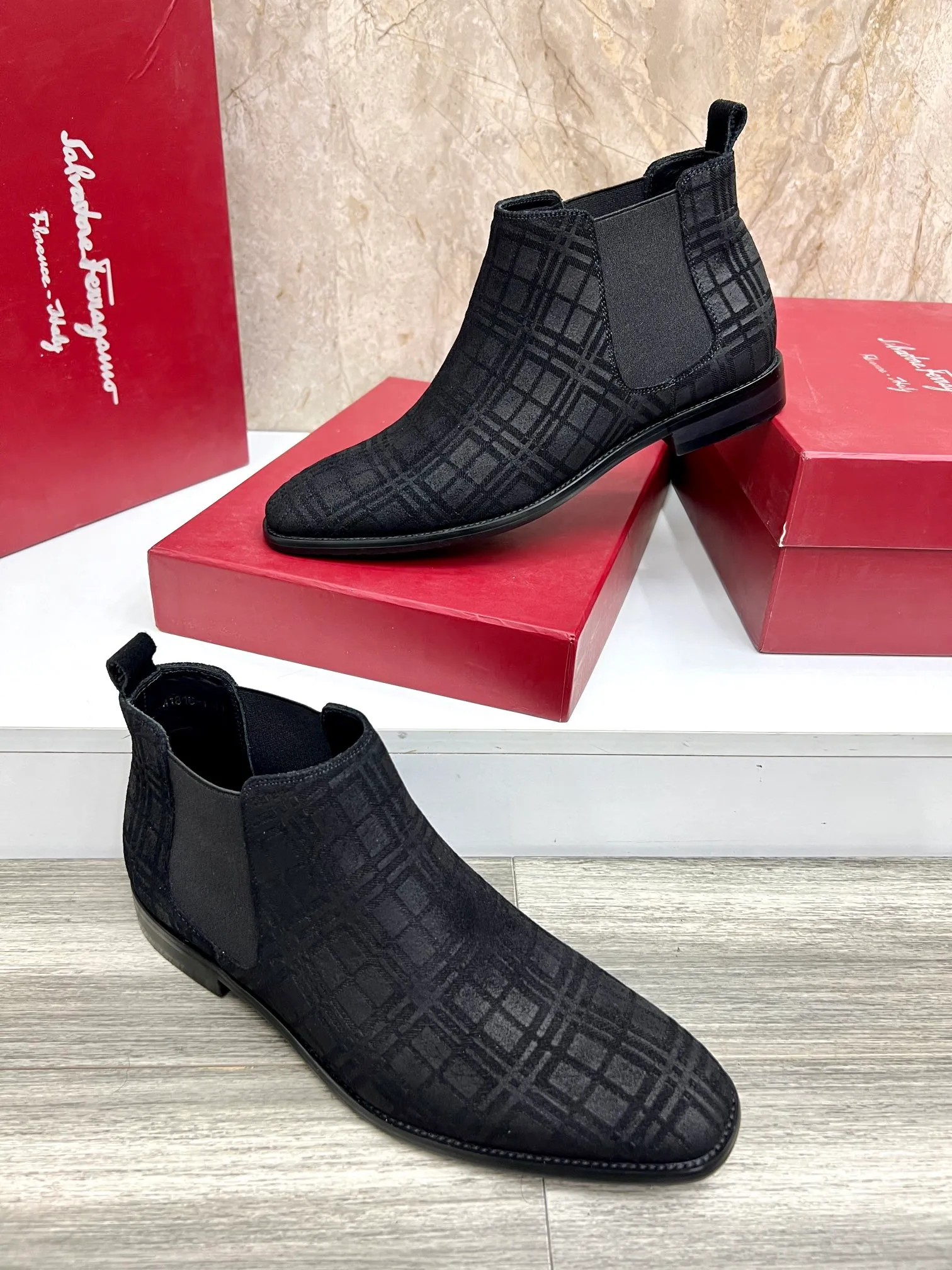Original order quality: Men's shoes 💰700 Brand: Ferragamo (Ferragamo) One size larger: Men's size 38-44 (45 customized) Grade: Same style as the official website High-end men's shoes Material: Original cowhide, cowhide lining, original outsole Style category: Chelsea men's boots Fashion trend Color: Actual picture